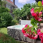 Ecolodge, Jacuzzi Prive Sauna Warm Pool Outside Shower In Oasis Near Centre Tilburgo