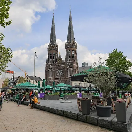 Met Zwembad In Groene Oase Bij Centrum *