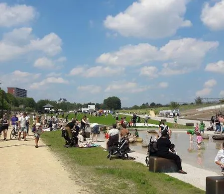 Met Zwembad In Groene Oase Bij Centrum