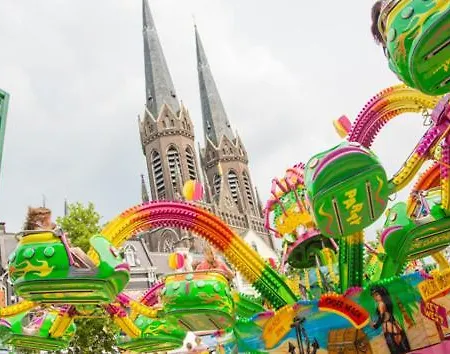 Met Zwembad In Groene Oase Bij Centrum Alloggio in famiglia Tilburg