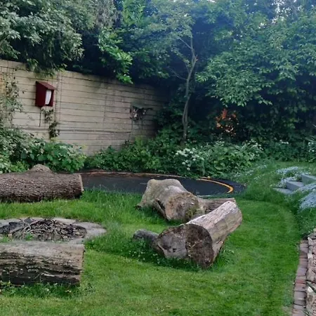 Met Zwembad In Groene Oase Bij Centrum