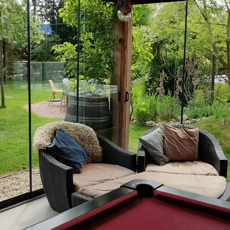 Met Zwembad In Groene Oase Bij Centrum *