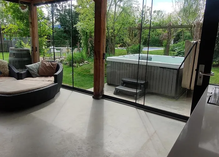 Ecolodge, Jacuzzi Prive Sauna Warm Pool Outside Shower In Oasis Near Centre Δωμάτια σε οικογενειακή κατοικία *