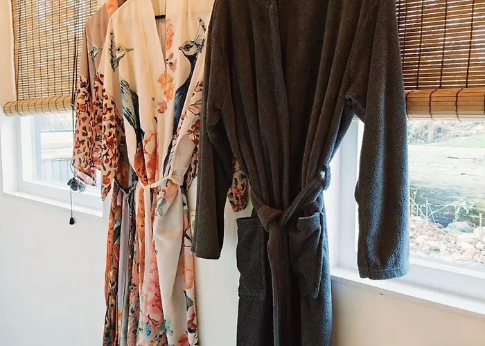 Ecolodge, Jacuzzi Prive Sauna Warm Pool Outside Shower In Oasis Near Centre Δωμάτια σε οικογενειακή κατοικία