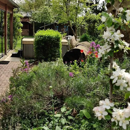 Met Zwembad In Groene Oase Bij Centrum