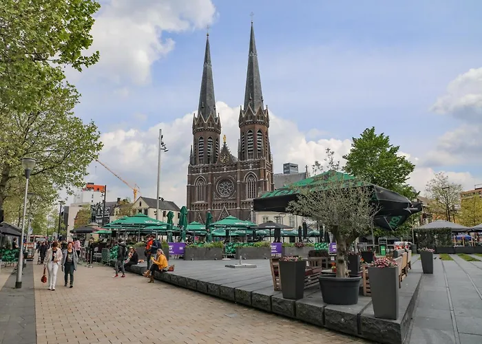 Met Zwembad In Groene Oase Bij Centrum *