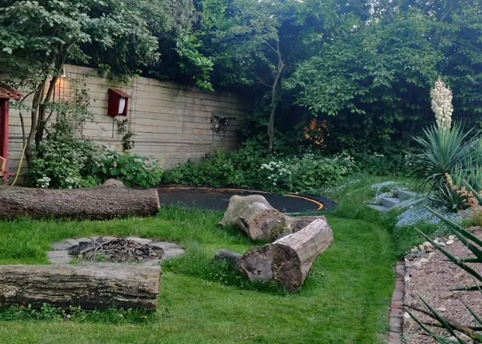 Met Zwembad In Groene Oase Bij Centrum