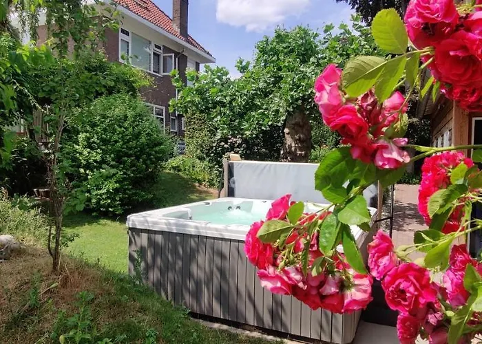 Met Zwembad In Groene Oase Bij Centrum Tilburg